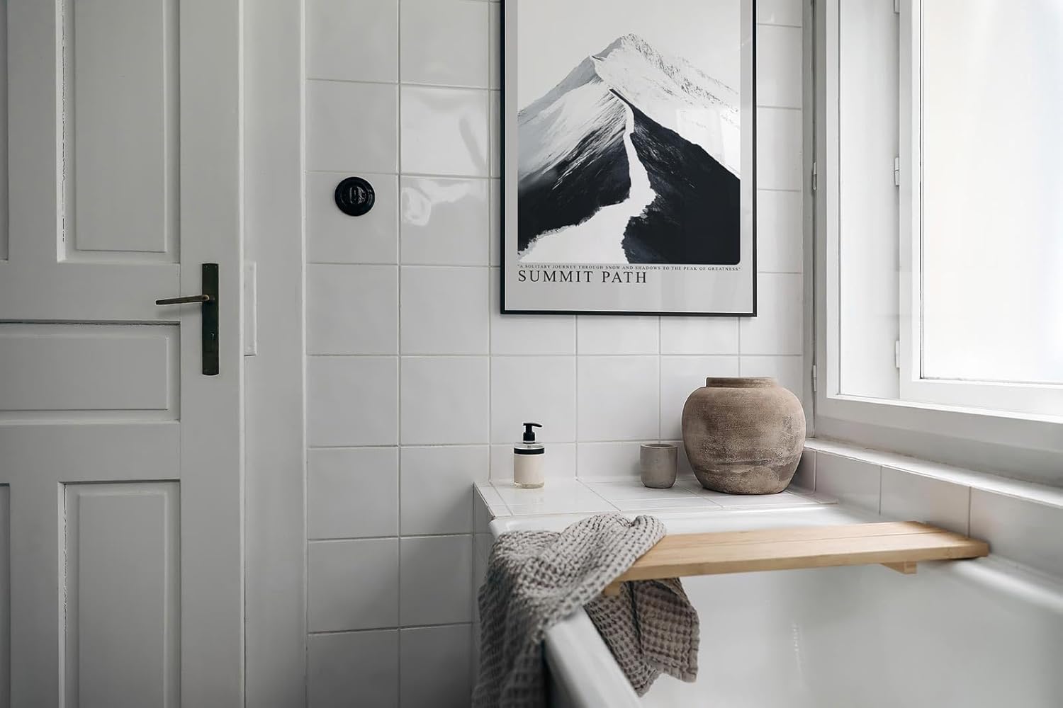 Paul Sinus Leinwandbild 60x90cm Gipfelpfad – Minimalistische Berglandschaft in Schwarz-Weiß mit kraftvoller Licht-Schatten-Dynamik