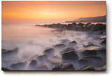 Sinus Art Wandbild 120x80cm Vernebelte Felsküste mit warmem Sonnenlicht – beruhigend und ästhetisch