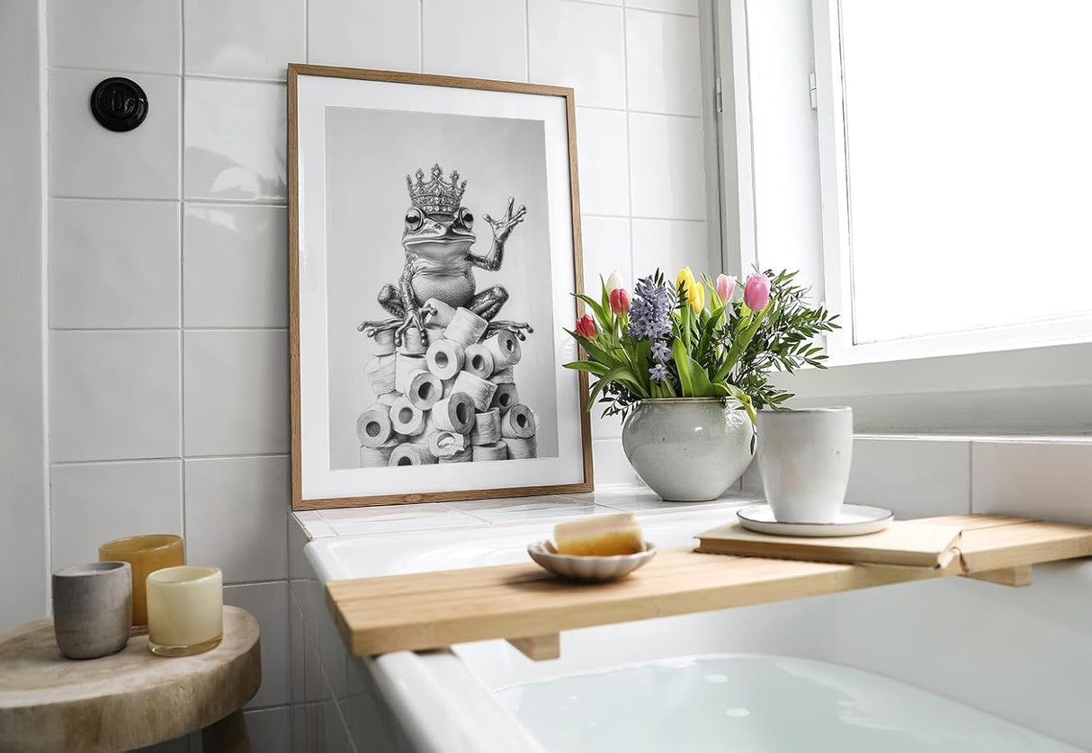 Paul Sinus Poster/Leinwandbild/Rahmenoption – Klopapier-König Frosch – Lustige WC-Deko für dein Badezimmer
