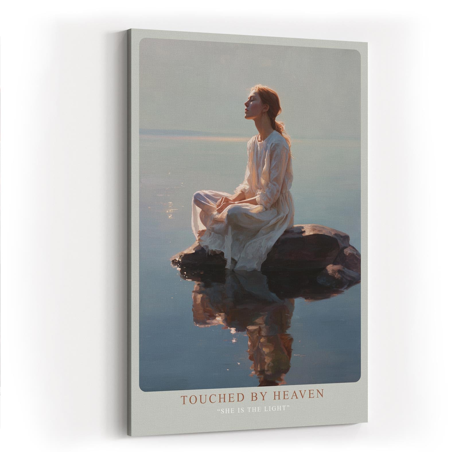 Paul Sinus Wandbild in 40x60cm Touched by Heaven – Ausdrucksstarkes Porträt einer Frau im weißen Kleid, sitzend auf einem Felsen im Wasser bei sanftem Tageslicht