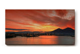 Sinus Art Wandbild 120x80cm Atmosphärisches Hafenszenario mit Silhouetten und leuchtendem Himmel über markanter Vulkanform