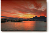 Sinus Art Wandbild 120x80cm Atmosphärisches Hafenszenario mit Silhouetten und leuchtendem Himmel über markanter Vulkanform