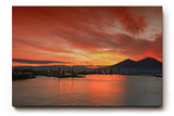 Sinus Art Wandbild 120x80cm Atmosphärisches Hafenszenario mit Silhouetten und leuchtendem Himmel über markanter Vulkanform