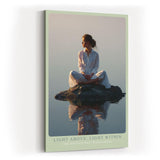 Paul Sinus Wandbild in 40x60cm Light Above, Light Within – Meditatives Porträt einer Frau in weißem Gewand, sitzend auf einem Felsen im stillen Wasser bei Sonnenaufgang