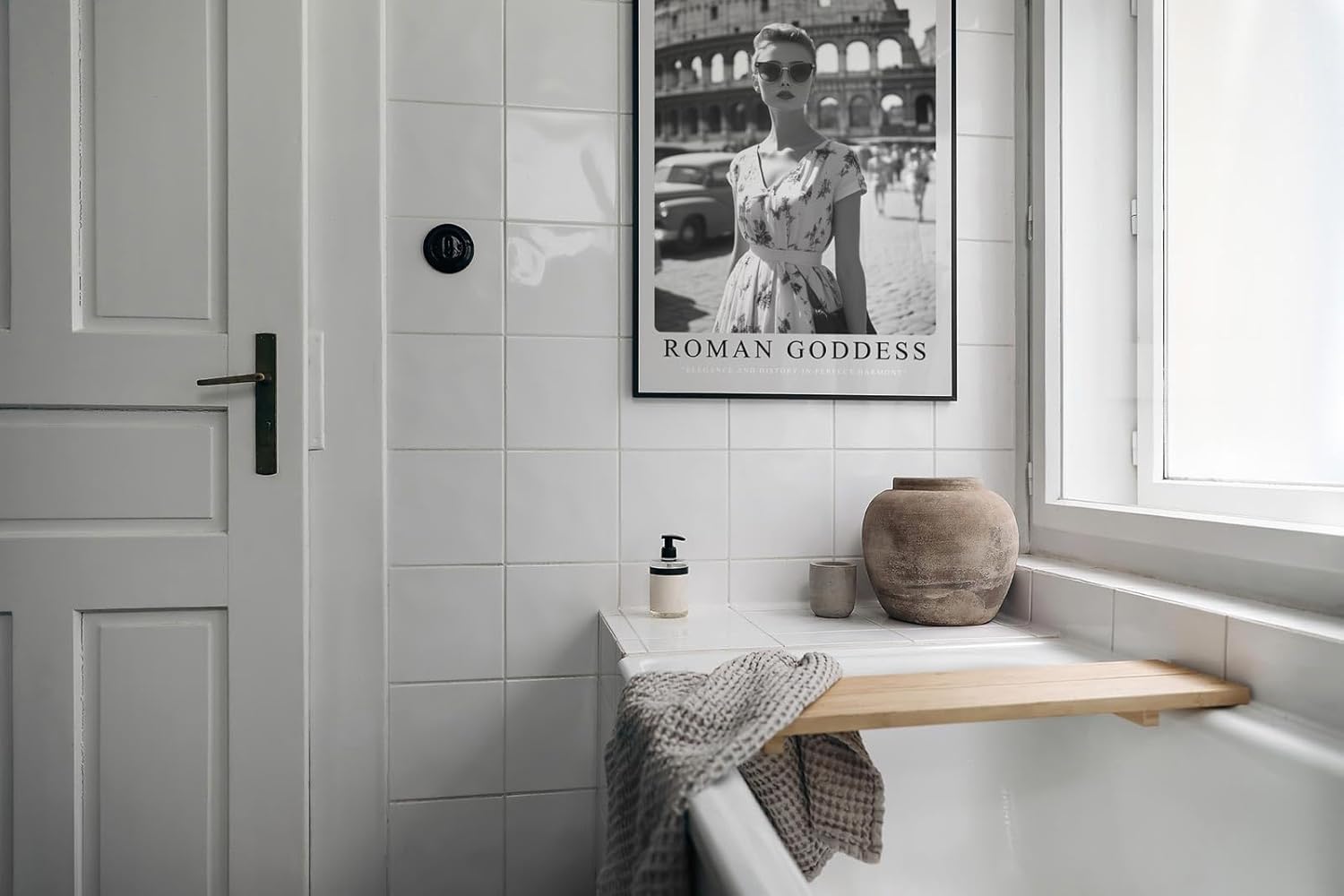 Paul Sinus Leinwandbild 80x120cm Leinwandbild Römische Göttin – Stilvolle Schwarz-Weiß-Fotografie einer eleganten Frau vor dem Kolosseum, Retro-Glamour
