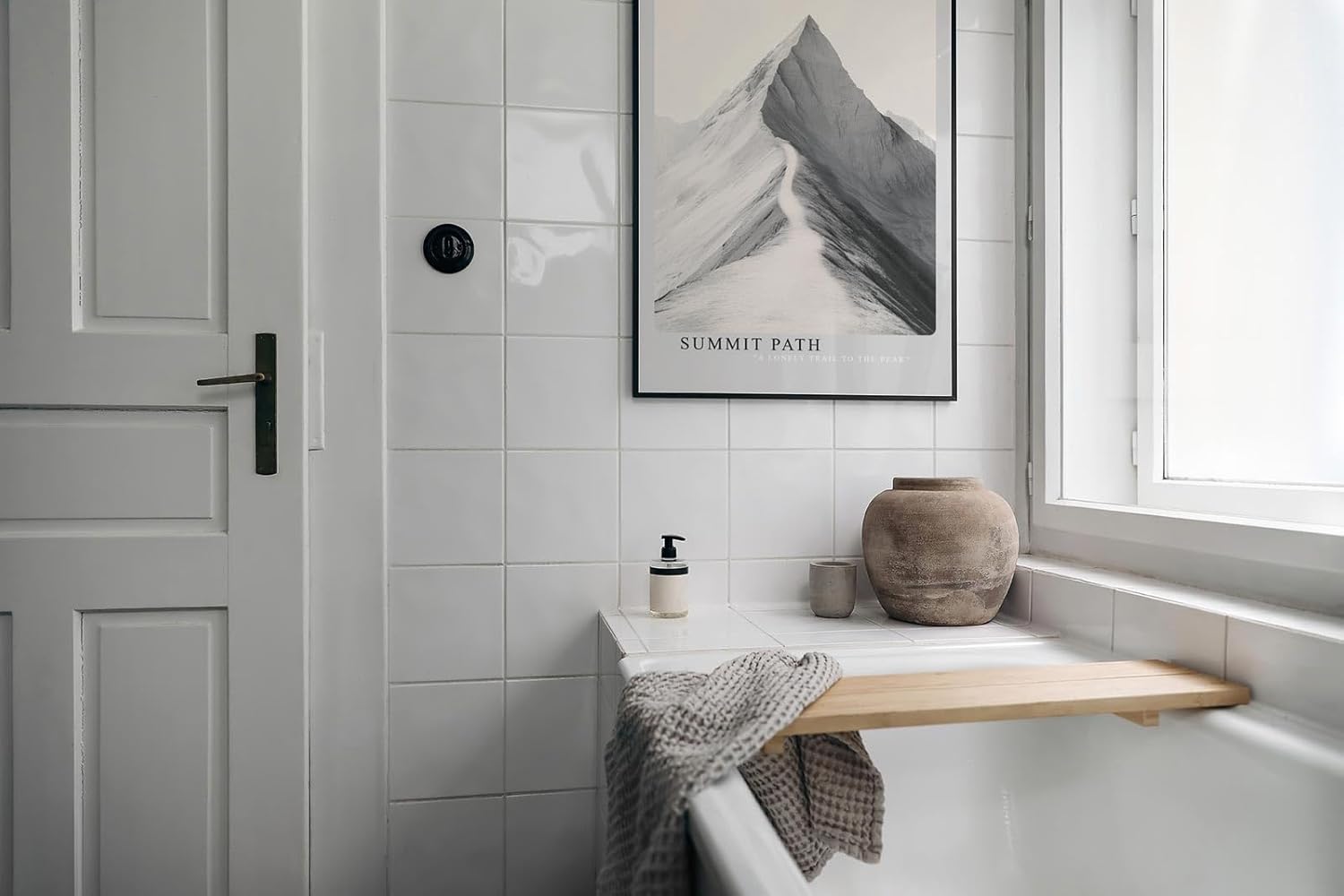 Paul Sinus Leinwandbild 60x90cm Gipfelpfad – Minimalistisches Bergmotiv mit einsamem Weg zur Spitze in monochromer Ästhetik