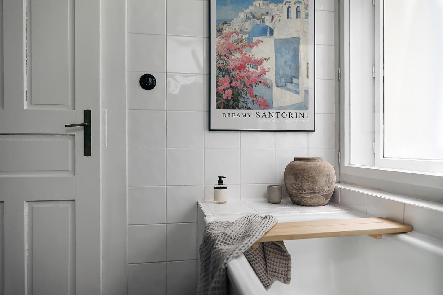 Paul Sinus Leinwandbild 60x90cm Traumhaftes Santorini – Weiß-blaue Architektur mit rosa Blüten und mediterraner Leichtigkeit