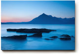 Sinus Art Wandbild 120x80cm Ruhige Bergsilhouette im Dämmerlicht mit glatter Wasseroberfläche in Blautönen