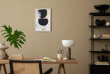 Paul Sinus 60x90cm Wandbild, Kraftvolle Balance in Fokusgeometrie – schwarze Formen und goldener Kreis als Harmonie