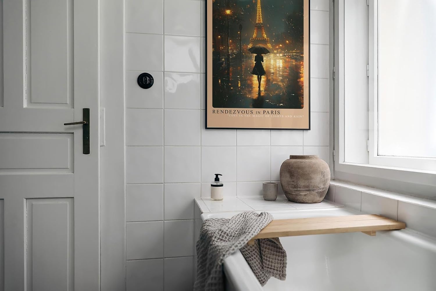Paul Sinus Leinwandbild 60x90cm Rendezvous in Paris – Romantische Nachtaufnahme mit Eiffelturm, Regen und geheimnisvoller Frau unter einem Schirm
