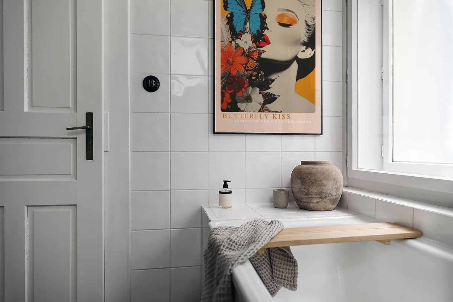 Paul Sinus Leinwandbild 40x60cm Schmetterlingskuss – Elegantes Pop-Art-Porträt mit leuchtenden Farben, floralen Elementen und surrealer Ästhetik
