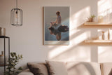 Paul Sinus Wandbild in 40x60cm Touched by Heaven – Ausdrucksstarkes Porträt einer Frau im weißen Kleid, sitzend auf einem Felsen im Wasser bei sanftem Tageslicht