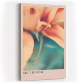 Paul Sinus Kunstdruck 40x60cm Soft Bloom – zarte Blüte in Pastellfarben mit weichem Fokus und verträumter Stimmung