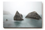 Sinus Art Wandbild 120x80cm Geheimnisvolle Küstenstimmung mit Felsformationen in nebelverhüllter See