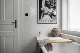 Paul Sinus Leinwandbild 60x90cm Leinwandbild City Chic – Stilvolle Schwarz-Weiß-Fotografie einer eleganten Frau in urbaner Kulisse, Vintage-Glamour