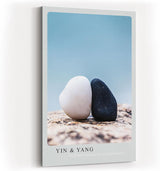 Paul Sinus Kunstdruck 40x60cm Yin & Yang schwarzweiße Steine in Balance auf Fels mit ruhigem Hintergrund als Symbol für Harmonie
