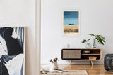 Paul Sinus Leinwandbild 80x120cm Toscana Minimalismus – Weite Landschaft mit sanften Feldern und charakteristischer Baumreihe unter klarem Himmel
