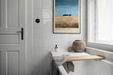 Paul Sinus Leinwandbild 80x120cm Toscana Minimalismus – Weite Landschaft mit sanften Feldern und charakteristischer Baumreihe unter klarem Himmel