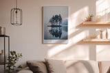Paul Sinus Wandbild in 40x60cm The Quiet Place – Nebelige Bauminsel mit Spiegelung im See, beruhigendes Naturmotiv in sanften Blautönen