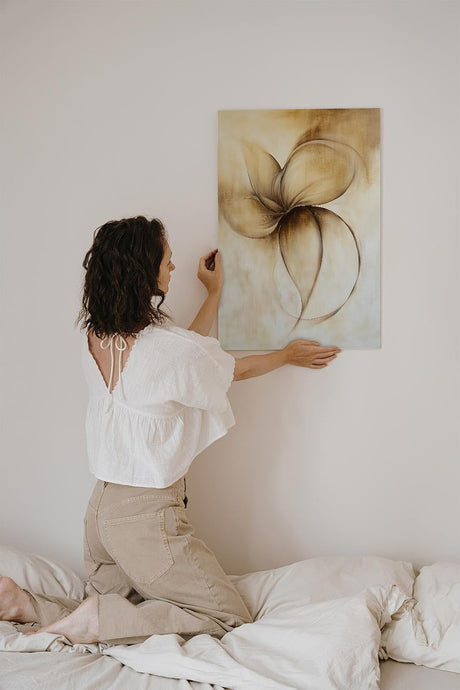 Paul Sinus 60x90cm Wandbild Tanz der Blüten in Beige – Schwungvolle Leichtigkeit mit moderner Blume