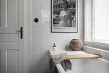 Paul Sinus Leinwandbild 40x60cm Leinwandbild Rom Eleganz – Stilvolle Schwarz-Weiß-Fotografie mit zeitloser Frau vor dem Kolosseum, italienischer Chic