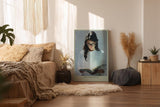Paul Sinus Wandbild in 40x60cm Focused Mind – Ausdrucksstarkes Porträt einer jungen Frau mit Brille, vertieft ins Lesen, moderne Bilder in kühlen Farbtönen, konzentriert und stilvoll