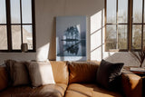 Paul Sinus Wandbild in 40x60cm The Quiet Place – Nebelige Bauminsel mit Spiegelung im See, beruhigendes Naturmotiv in sanften Blautönen