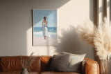 Paul Sinus Wandbild in 40x60cm Frau im weißen Sommerkleid am Strand – romantische Küstenkunst mit impressionistischem Charme für harmonische Wohnräume