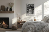 Paul Sinus Leinwandbild 40x60cm Leinwandbild Rom Eleganz – Stilvolle Schwarz-Weiß-Fotografie mit zeitloser Frau vor dem Kolosseum, italienischer Chic