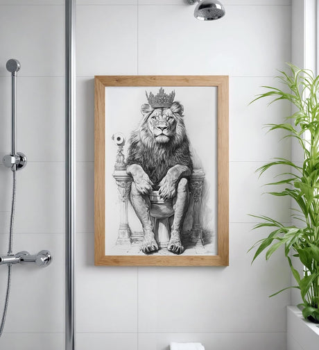 Paul Sinus Poster/Leinwandbild/Rahmenoption – Majestätischer Löwe auf dem Klothron – Lustige WC-Deko für dein Badezimmer