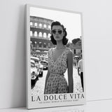Paul Sinus Leinwandbild 60x90cm Leinwandbild La Dolce Vita – Stilvolle Schwarz-Weiß-Fotografie mit eleganter Frau vor dem Kolosseum