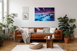 Sinus Art Wandbild 120x80cm Mystische Felsenküste bei Nacht unter violettem Himmel mit leuchtendem Wasser