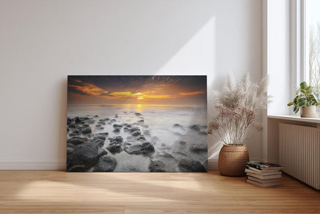 Sinus Art Wandbild 120x80cm Ruhiges Küstenmotiv mit Felsen im Wasser und goldenem Sonnenuntergang