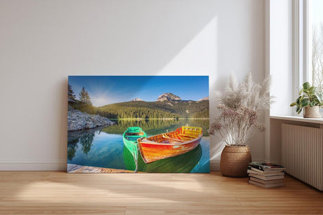 Sinus Art Wandbild 120x80cm Farbkräftige Boote auf spiegelndem Wasser mit Wald und Bergen im Hintergrund