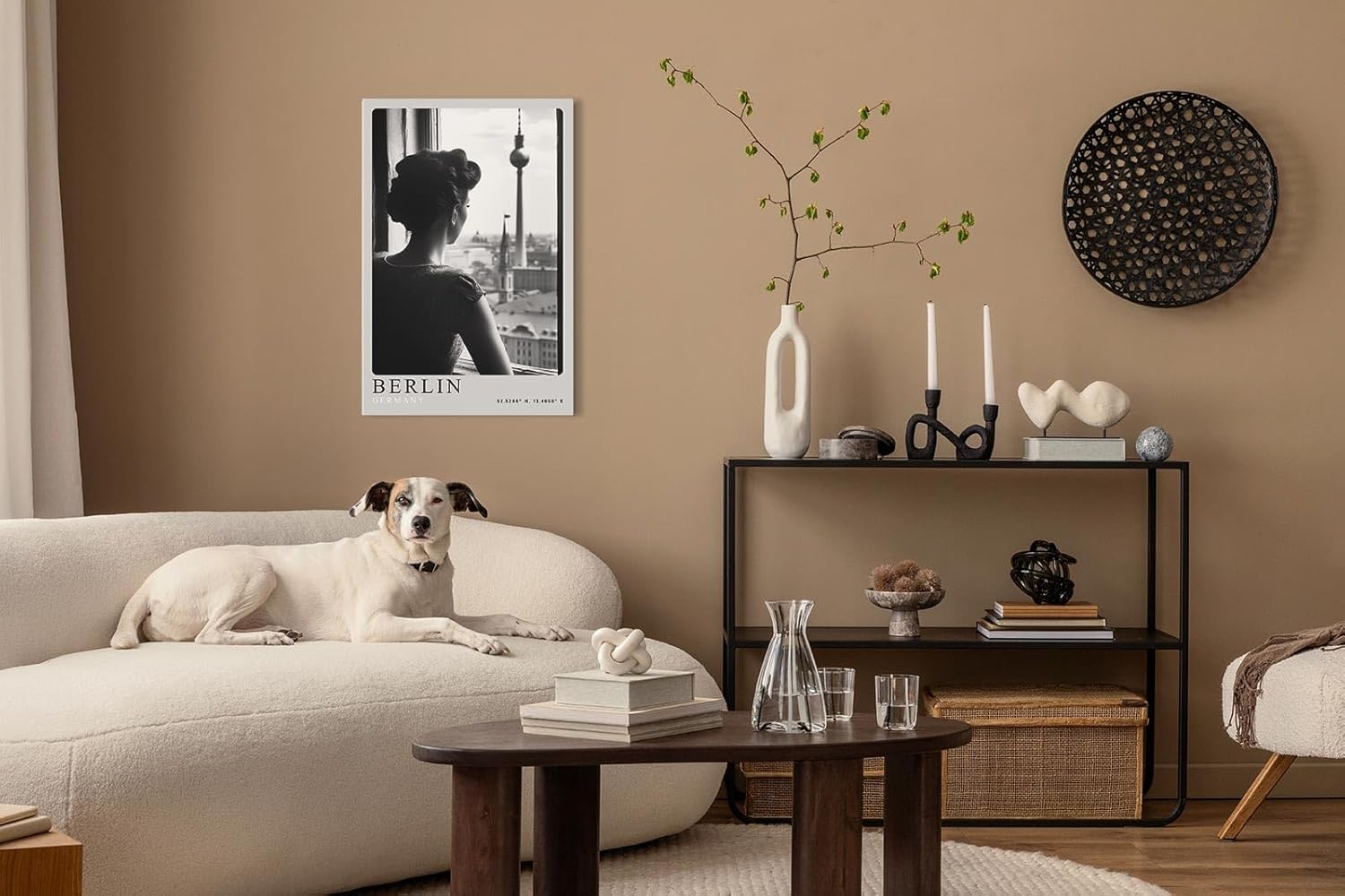 Paul Sinus Leinwandbild 80x120cm Berlin Germany Leinwandbild elegante Frau am Fenster mit Blick auf den Fernsehturm nostalgische Schwarz-Weiß-Stadtansicht