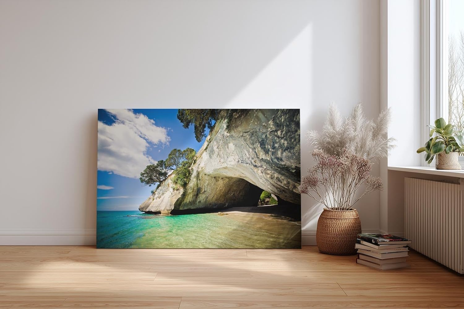 Sinus Art Wandbild 120x80cm Strahlende Küstenszene mit Felsüberhang, Sandstrand und klarem türkisfarbenem Meer