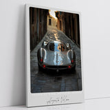Paul Sinus Leinwandbild 80x120cm Argento Veloce Leinwandbild silbernes Sportwagen-Porträt in enger Gasse faszinierende Symbiose von Design