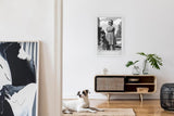 Paul Sinus Leinwandbild 60x90cm Die Dame und ihr Wächter – Stilvolles Schwarz-Weiß-Porträt einer eleganten Frau mit treuem Schäferhund