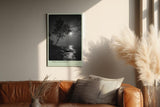 Paul Sinus Wandbild in 40x60cm The Last Light – poetische Schwarz-Weiß-Landschaft mit Baum und reflektierendem Mondlicht auf dem Wasser