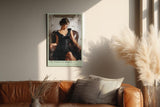 Paul Sinus Wandbild in 40x60cm Frau in elegantem schwarzen Kleid auf Lederstuhl – stilvolles Porträt in moderner Maltechnik