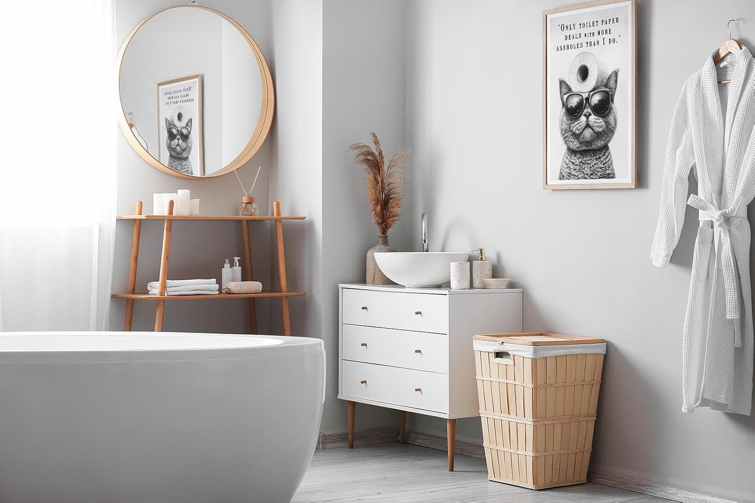 Paul Sinus Poster/Leinwandbild/Rahmenoption – Coole Katze mit Klopapier und frechem Spruch – Lustige WC-Deko für dein Badezimmer