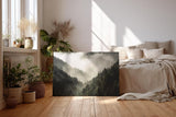 Sinus Art Wandbild 120x80cm Dichter Nadelwald unter ziehendem Nebel – geheimnisvoll, ruhig und atmosphärisch