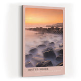 Paul Sinus Kunstdruck 40x60cm Misted Shore – stimmungsvolle Küstenlandschaft mit Felsen im Nebel und sanftem Licht