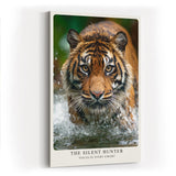 Paul Sinus Wandbild in 40x60cm The Silent Hunter – Faszinierendes Tigerporträt im Wasser in hoher Farbbrillanz