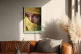 Paul Sinus Wandbild in 40x60cm The Silk of Secrets – Intensiver Blick mit gelbem und grünem Tuch umhüllt
