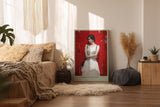 Paul Sinus Wandbild in 40x60cm Frau in weißem Sommerkleid vor roter Wand – modernes Kunstwerk mit ruhiger Ausstrahlung