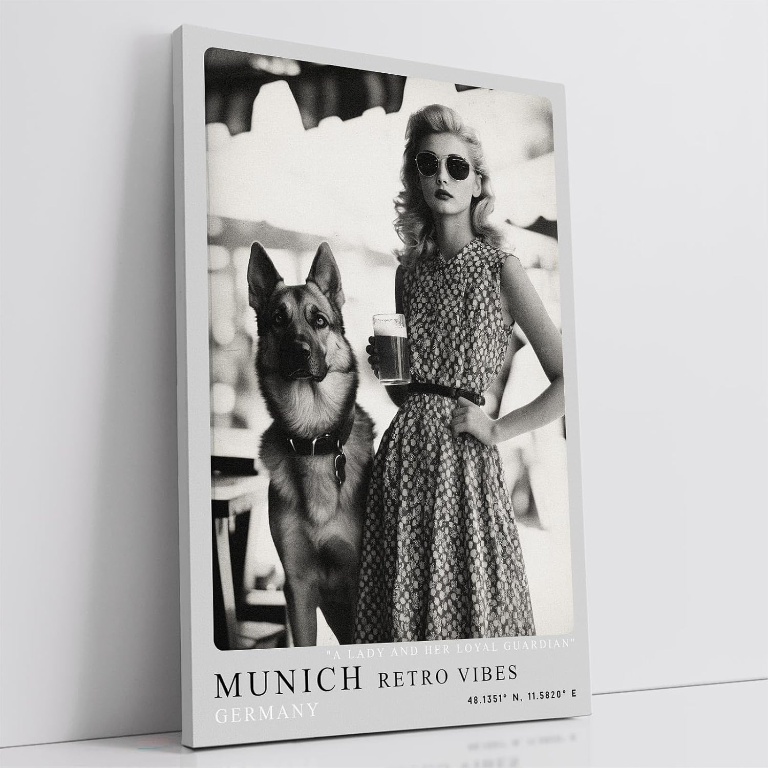 Paul Sinus Leinwandbild 80x120cm Munich Retro Vibes – Stilvolle Vintage-Szene in Schwarz-Weiß mit eleganter Dame, Sonnenbrille, deutschem Schäferhund