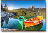 Sinus Art Wandbild 120x80cm Farbkräftige Boote auf spiegelndem Wasser mit Wald und Bergen im Hintergrund