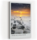 Paul Sinus Kunstdruck 40x60cm Path of Stillness – Sonnenuntergang über ruhiger Küste mit dunklen Steinen im Wasser