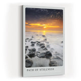 Paul Sinus Kunstdruck 40x60cm Path of Stillness – Sonnenuntergang über ruhiger Küste mit dunklen Steinen im Wasser